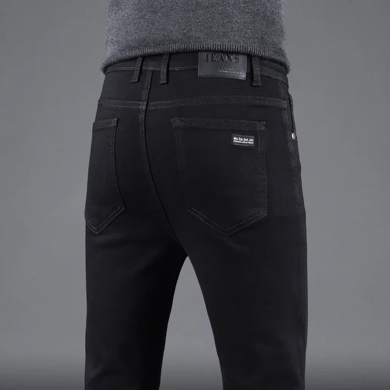 Estilo Clásico y Comodidad: Pantalones Vaqueros Negros Ajustados con Corte Recto y Elasticidad Perfecta